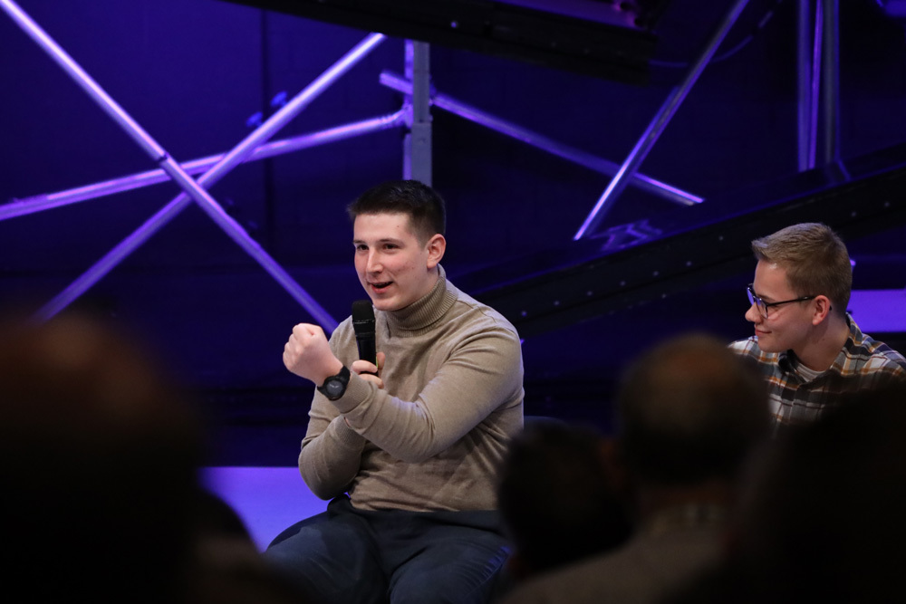 Junger Mann mit Mirkofon