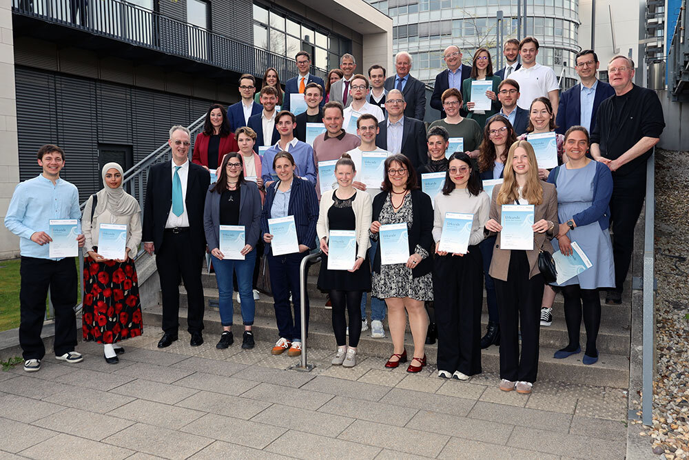 Gruppenbild mit den Stipendiat:innen, Fördernden und Verteter:innen der FernUniversität