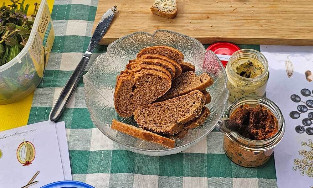 Brot und Aufstriche auf Tischdecke