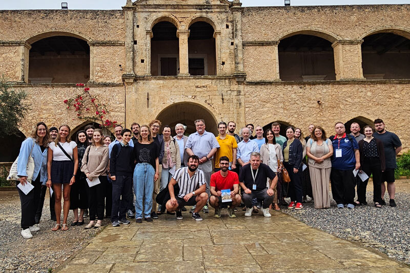 Gruppe vor historischer Kulisse