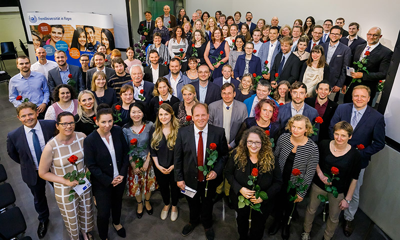 93 Personen stehen zusammen