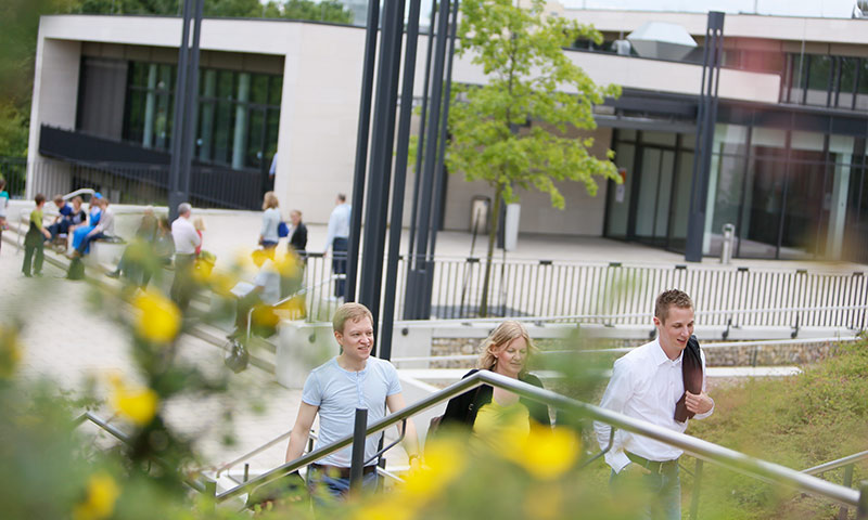 Studierendengruppe am Campus der FernUniversität