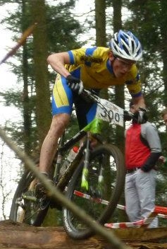 Adrian Sauer auf seinem Mountainbike