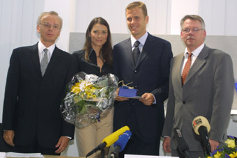 Foto: Bei der Verleihung der Diplomurkunde