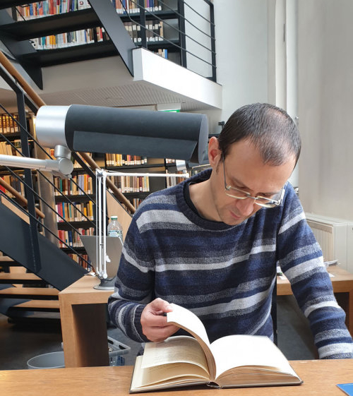 Fabrizion Ferro beim Lernen in der Bibliothek