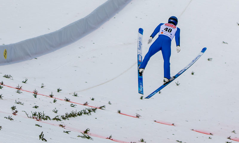 Manuel Faißt beim Skispringen in der Luft