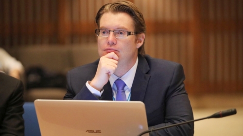 Mann sitzt am Laptop: Fabian Kreuzer nimmt an einer Konferenz teil.
