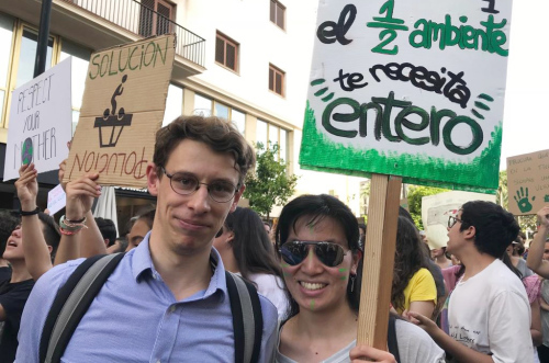 Ein Mann und eine Frau nehmen an einer Demo teil.