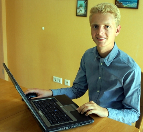 Portrait eines jungen Mannes am Laptop