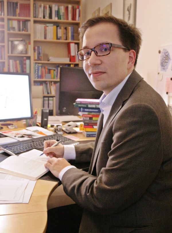 Ein Mann sitzt am Schreibtisch: Alexander Leipold
