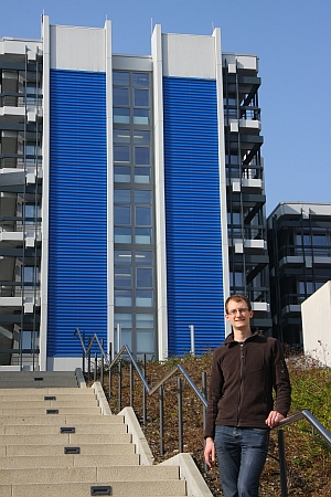 Philipp Meyer vor AVZ auf dem FernUni-Campus