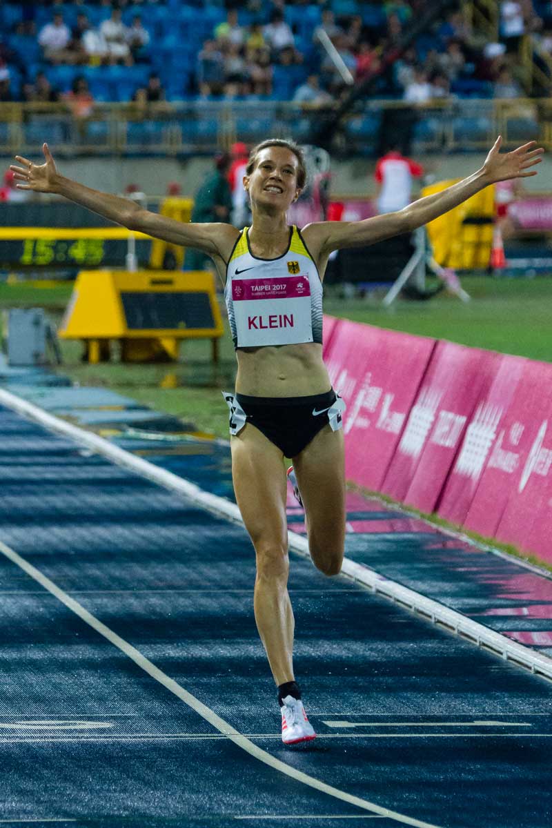 Hanna Klein läuft jubelnd durchs Ziel