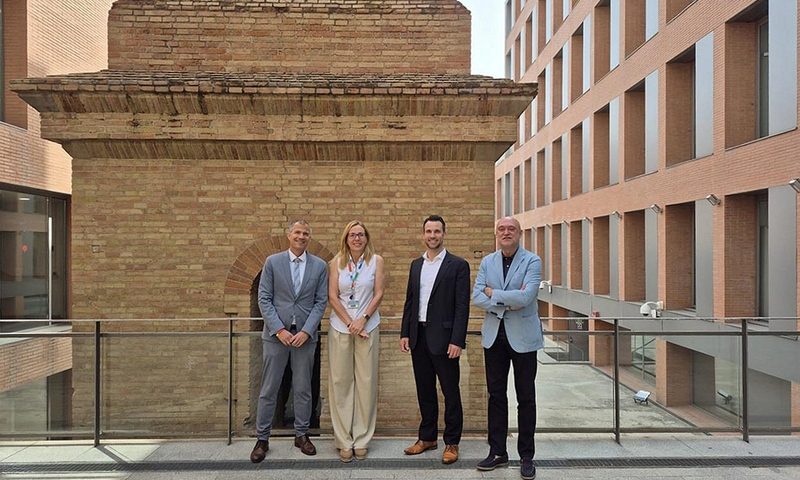 FernUni-Rektor Stürmer und FernUni-Kanzler Strotkemper mit UOC-Rektorin Prof. Àngels Fitó Bertran und UOC-Geschäftsführer Jordi Marin Puigpelat im Innenhof der UOC