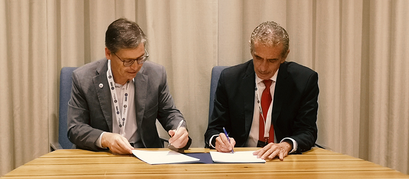 Prorektor Uwe Elsholz und Rodrigo Arias Camacho, Rektor der UNED Costa Rica unterzeichnen das Hagener Manifest