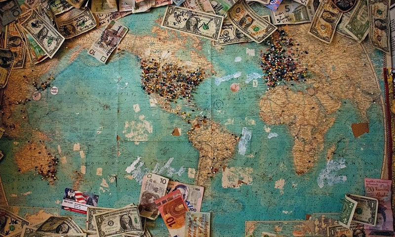Dekoraqtives Bild: Weltkarte Geldscheine