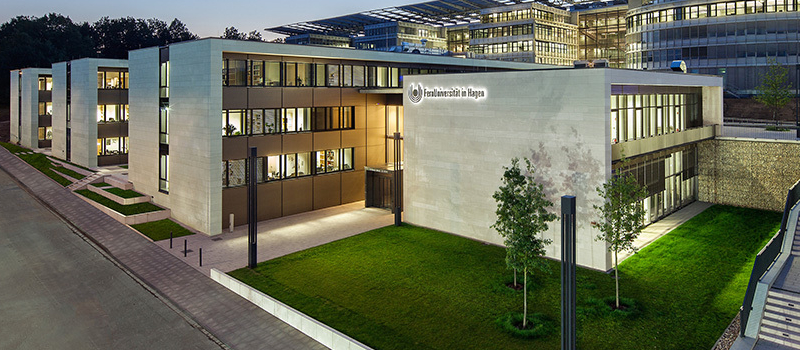 Campus der FernUniversität am Abend