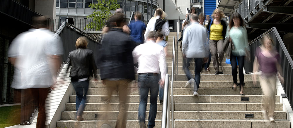 Menschen auf dem Campus.