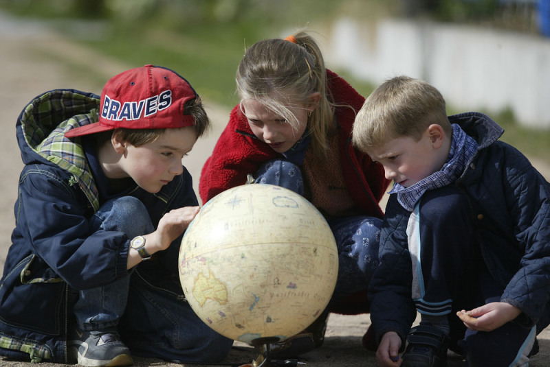 DLL-Kinder mit Globus