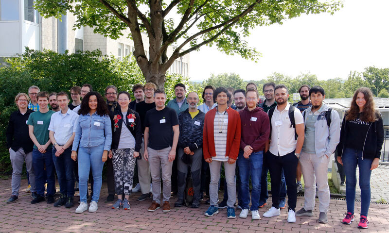 Eine Gruppe von verschiedenen Menschen am Campus in Hagen