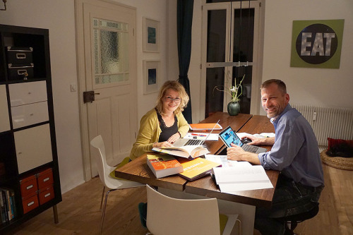 Andreas Dütz und seine Frau sitzen am Küchentisch.