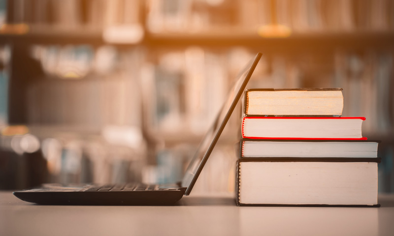 Laptop und Bücher