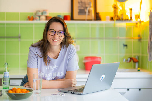 EIne junge Frau macht auf einem Tablet den Selbsttest zum Fernstudium