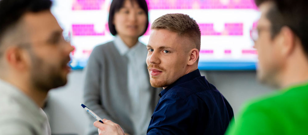 Doktorand arbeitet am Schreibtisch