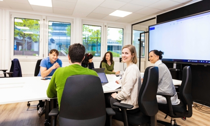 Studierende am Tisch