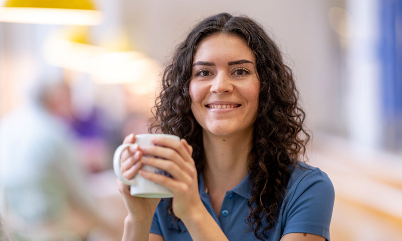 Studentin-laecheln-willkommen-ts