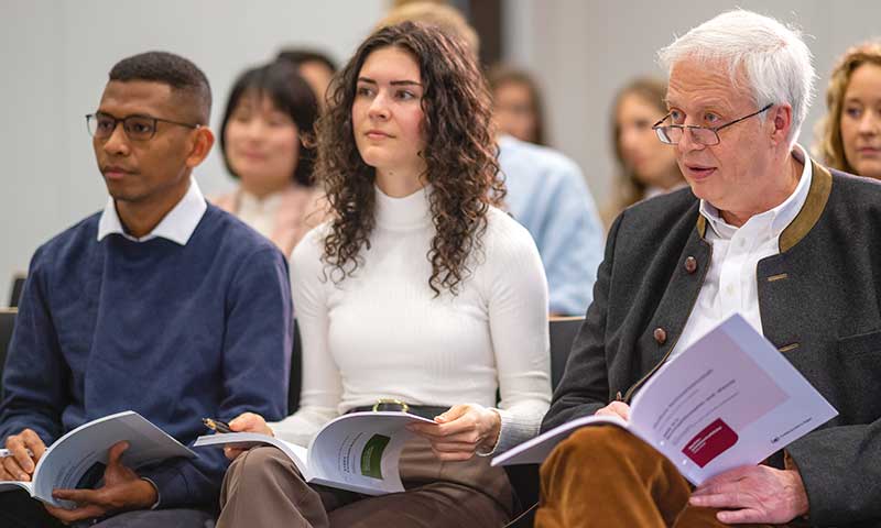 FernUni-Studierende halten Studienbriefe in der Hand