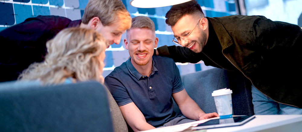 Studierende lernen gemeinsam an einem Tisch sitzend