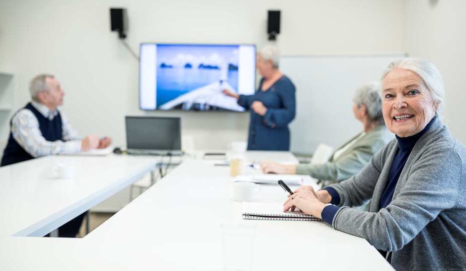 Ältere Frauen und Männer bei einem Seminar