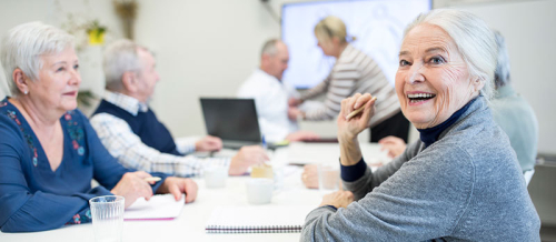 Ältere Frauen und Männer bei einem Seminar