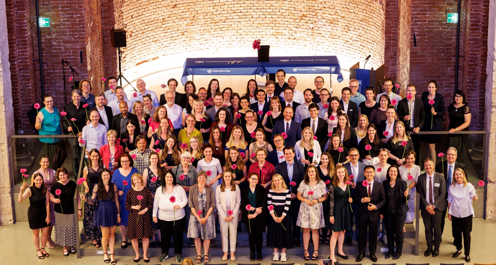 Alumnifeier in München: Blumen und eine Broschüre Eine starke Partnerschaft