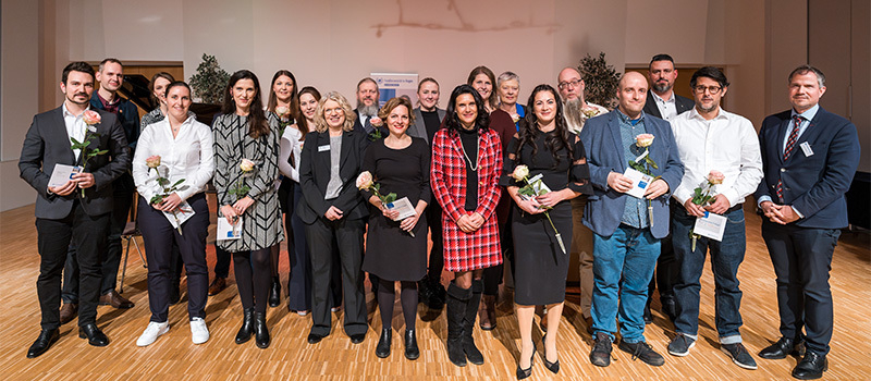 Gruppenfoto beim Alumnifeier im Campusstandort Neuss