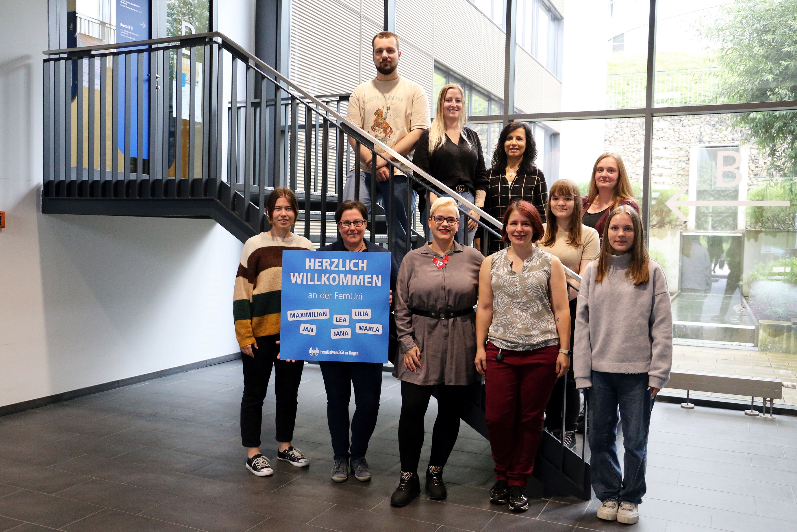 6 neue Auszubildende mit ihren zukünftigen Ausbilder*innen am Campus der FernUniversität in Hagen