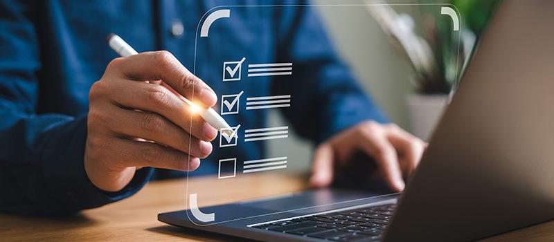 Checkliste zur Cybersicherheit auf Laptops für den Online-Datenschutz und das Formular für die Prüfung der Einhaltung digitaler Sicherheitsvorschriften