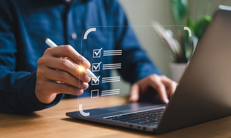 Checkliste zur Cybersicherheit auf Laptops für den Online-Datenschutz und das Formular für die Prüfung der Einhaltung digitaler Sicherheitsvorschriften