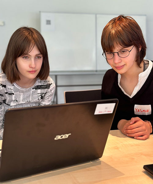 Zwei Mädchen am PC