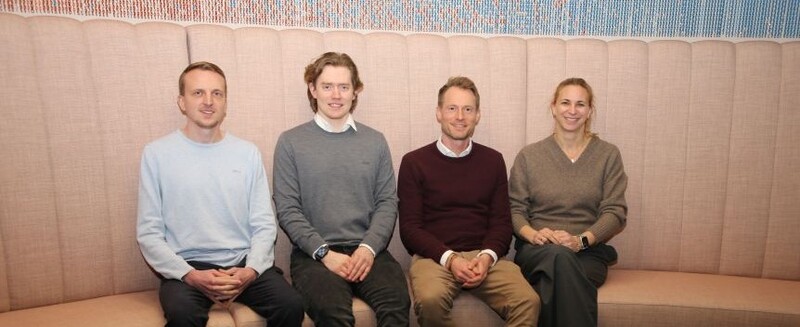 Teamfoto sitzend zugeschnitten