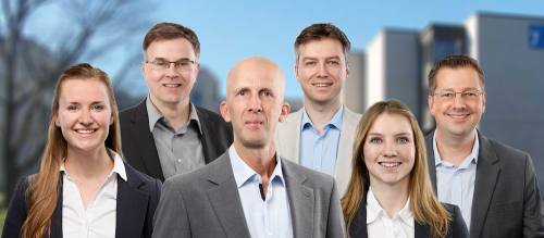 Person mit Headset und Laptop.