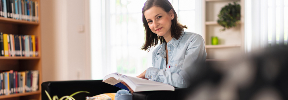 Studentin am Lernen, in einer häuslichen Umgebung.