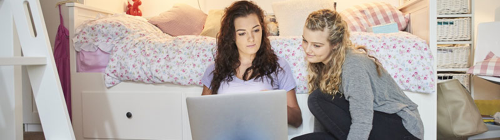 Zwei Studentinnen am Lernen in häuslicher Umgebung.