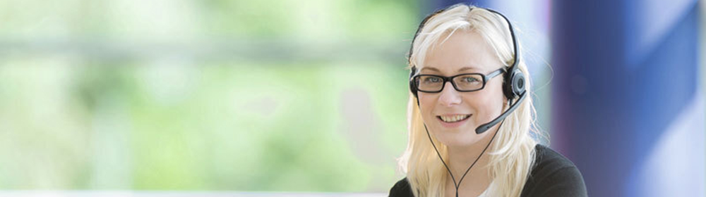 Frau mit Headset.