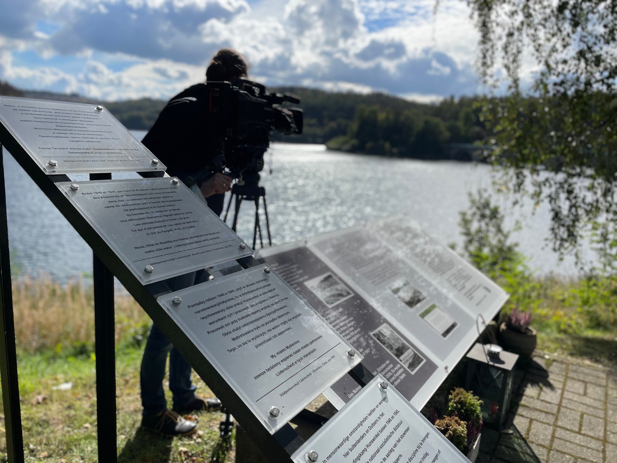 Mahnmal Versetalsperre, im Hintergrund ist der Filmende mit Profikamera zu sehen