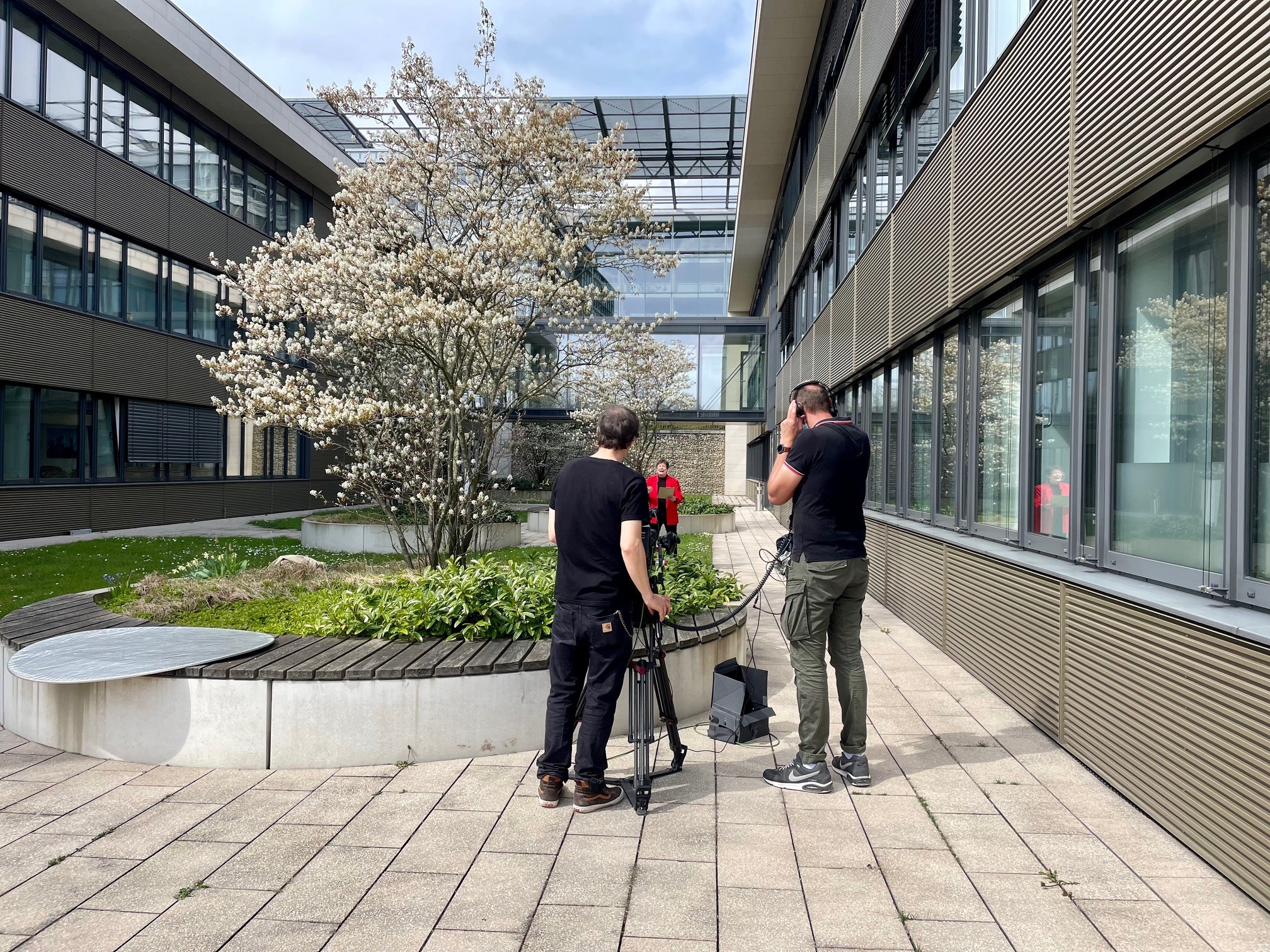 Dreharbeiten zwischen den KSW Gebäuden auf dem Campus, Videoteam mit Krizsti Kiss