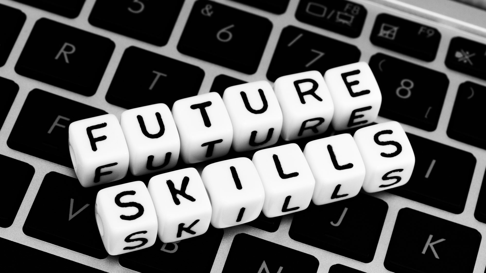 Buchstabenwürfel, die Worte "Future Skills" ergeben, liegen auf einer Tastatur