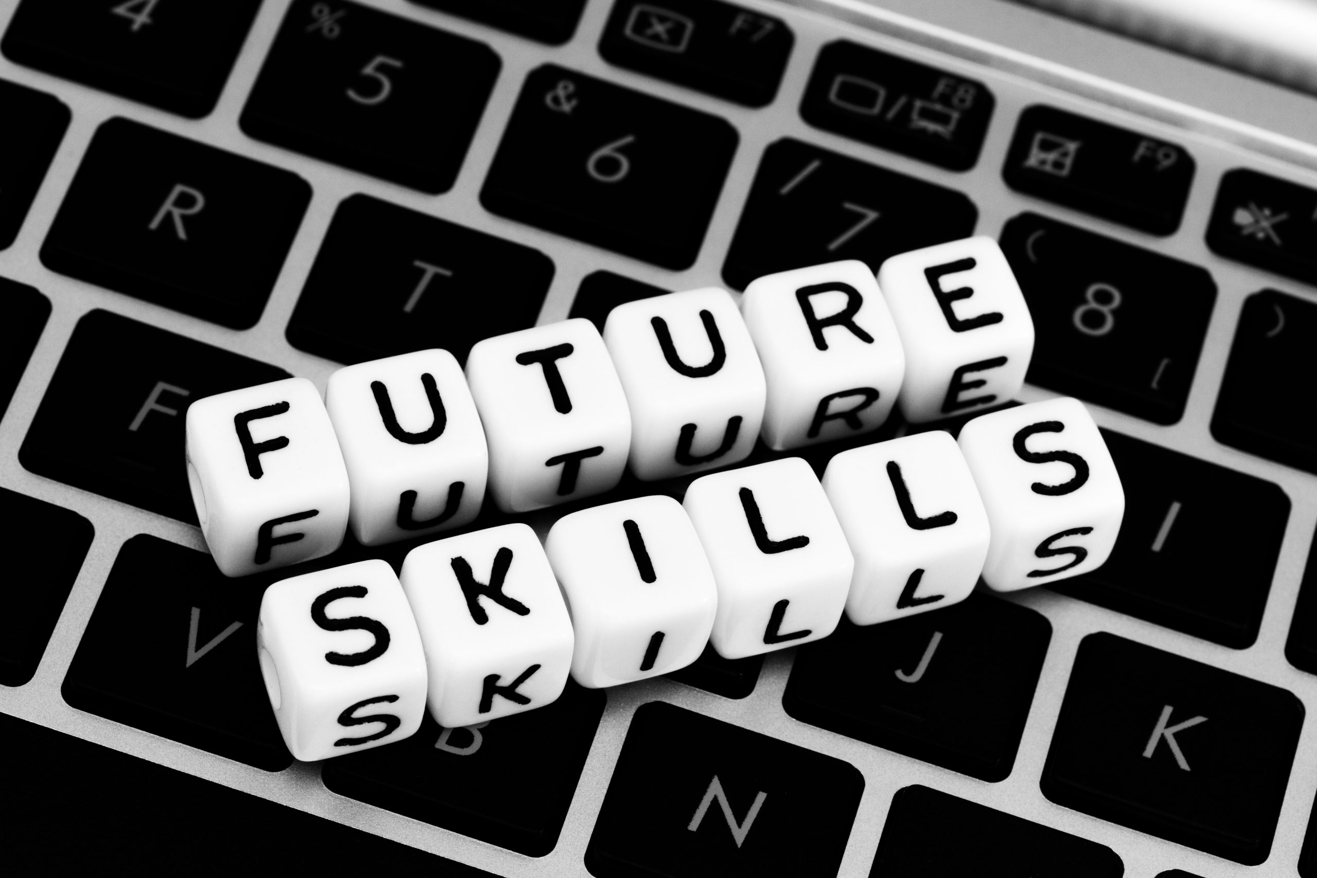 Buchstabenwürfel, die Worte "Future Skills" ergeben, liegen auf einer Tastatur