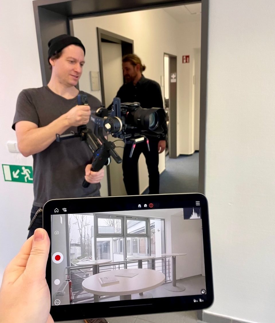 2 Personen während eines Videodrehs, vor und hinter der Kamera mit Gimbal und Referenzmonitor