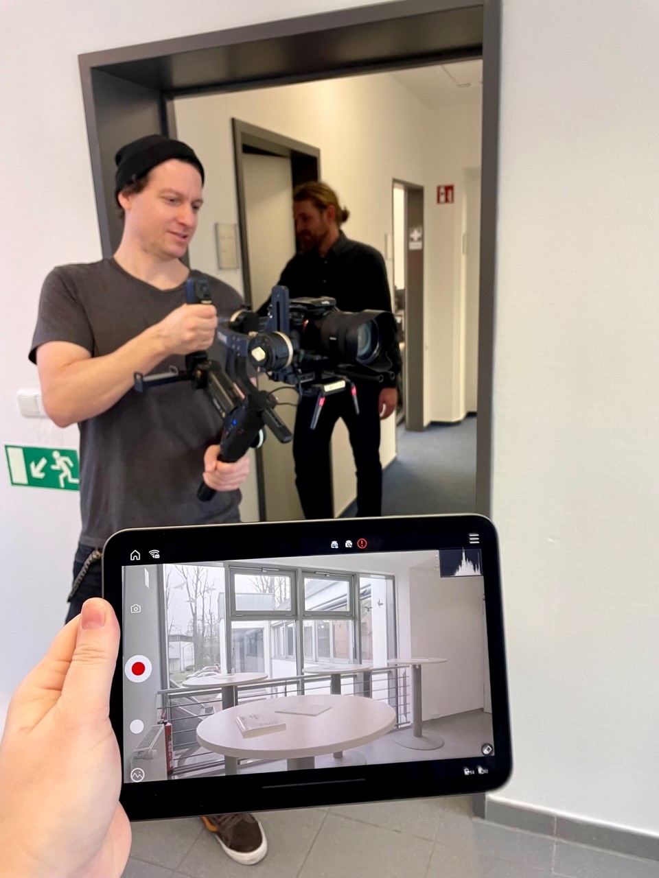 2 Personen während eines Videodrehs, vor und hinter der Kamera mit Gimbal und Referenzmonitor